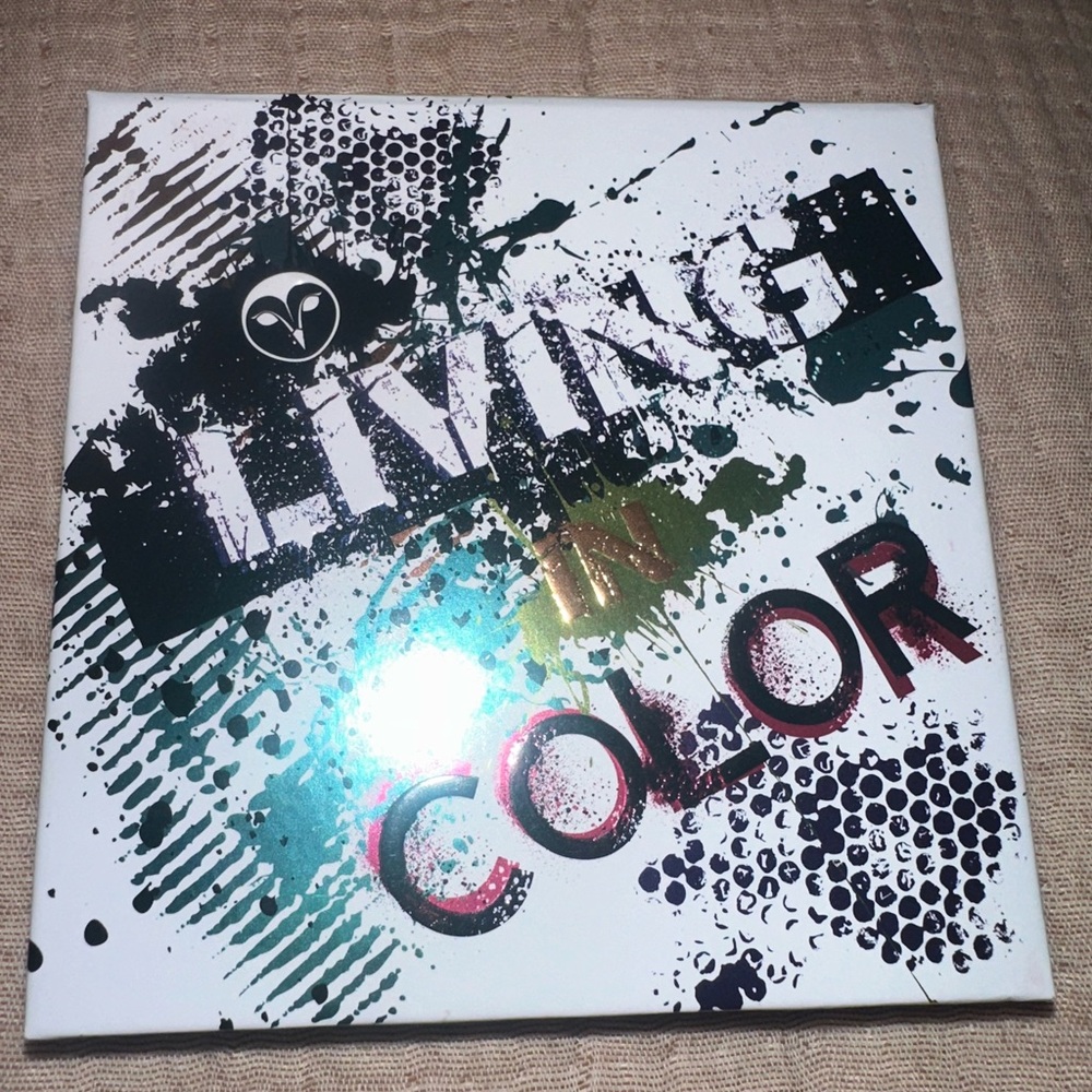Hank & Henry Living in Color Eyeshadow Palette 9 colors new in box